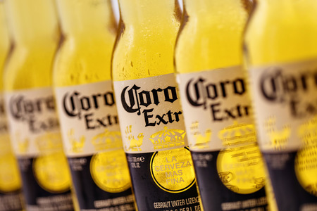 Symbolfoto Corona Bierflaschen