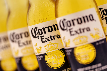 Symbolfoto Corona Bierflaschen