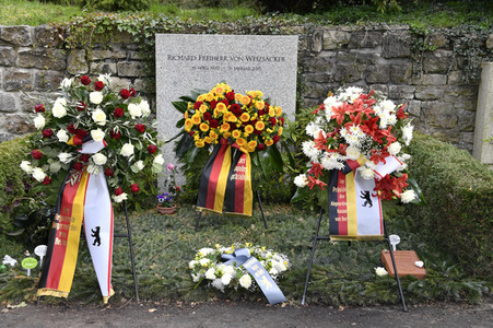 Kranzniederlegung anlässlich des 100. Geburtstags von Richard von Weizsäcker in Berlin