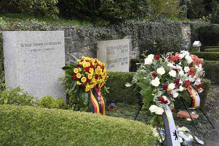 Kranzniederlegung anlässlich des 100. Geburtstags von Richard von Weizsäcker in Berlin