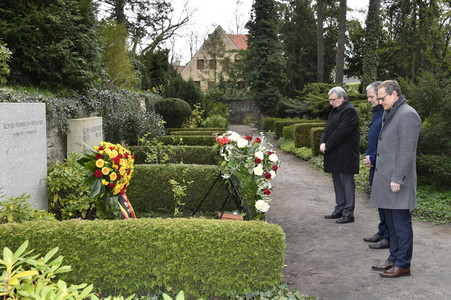 Kranzniederlegung anlässlich des 100. Geburtstags von Richard von Weizsäcker in Berlin