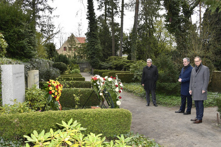 Kranzniederlegung anlässlich des 100. Geburtstags von Richard von Weizsäcker in Berlin
