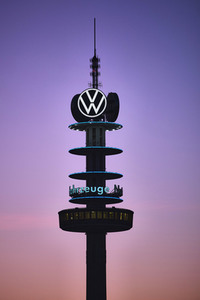 Lichtaktion der Veranstaltungstechnik-Branche am VW-Tower in Hannover