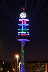 Lichtaktion der Veranstaltungstechnik-Branche am VW-Tower in Hannover