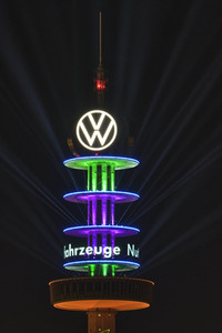 Lichtaktion der Veranstaltungstechnik-Branche am VW-Tower in Hannover