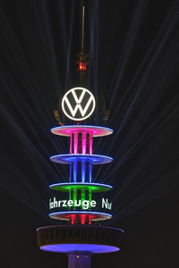 Lichtaktion der Veranstaltungstechnik-Branche am VW-Tower in Hannover