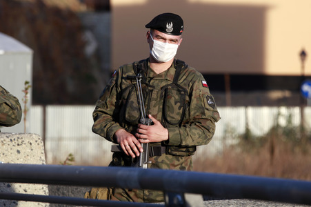 Bewaffnete Soldaten an der deusch-polnischen Grenze in Görlitz