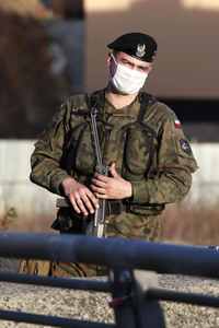Bewaffnete Soldaten an der deusch-polnischen Grenze in Görlitz