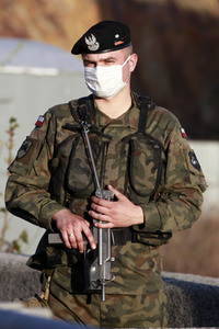 Bewaffnete Soldaten an der deusch-polnischen Grenze in Görlitz