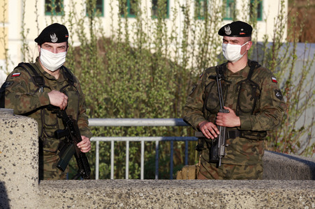 Bewaffnete Soldaten an der deusch-polnischen Grenze in Görlitz