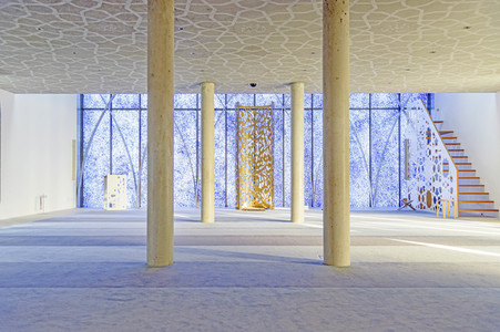 Symbolfoto allein beten während der Coronakrise