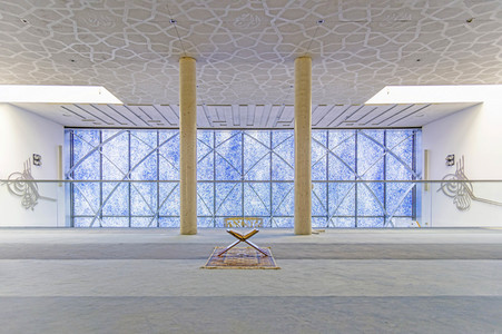 Symbolfoto allein beten während der Coronakrise