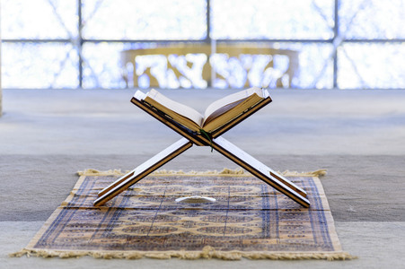 Symbolfoto allein beten während der Coronakrise