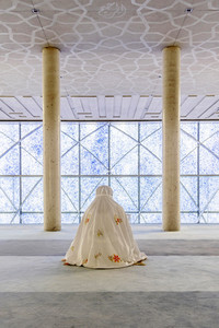 Symbolfoto allein beten während der Coronakrise