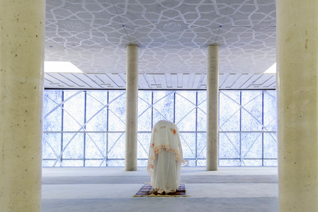 Symbolfoto allein beten während der Coronakrise