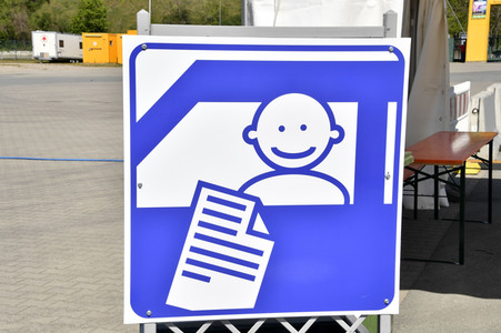 Eröffnung eines Corona-Drive-in auf dem Zentralen Festplatz in Berlin