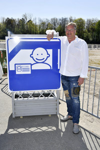 Eröffnung eines Corona-Drive-in auf dem Zentralen Festplatz in Berlin