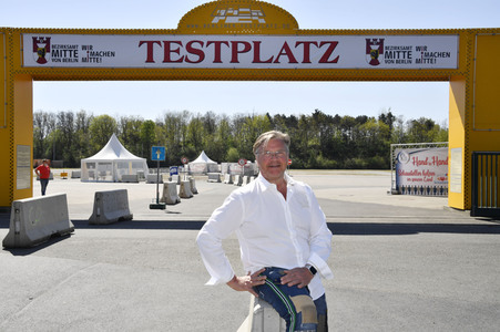 Eröffnung eines Corona-Drive-in auf dem Zentralen Festplatz in Berlin