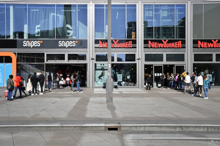 Ladenöffnungen nach Lockerung der Corona-Beschränkungen in Berlin