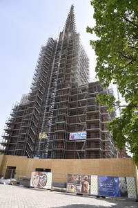 Aufhängen symbolischer Banner zur Absage des Maidult in München