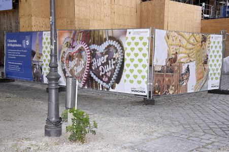 Aufhängen symbolischer Banner zur Absage des Maidult in München