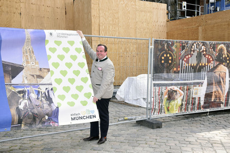 Aufhängen symbolischer Banner zur Absage des Maidult in München