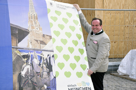 Aufhängen symbolischer Banner zur Absage des Maidult in München