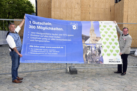Aufhängen symbolischer Banner zur Absage des Maidult in München