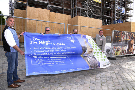 Aufhängen symbolischer Banner zur Absage des Maidult in München