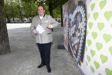Aufhängen symbolischer Banner zur Absage des Maidult in München