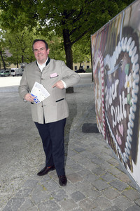 Aufhängen symbolischer Banner zur Absage des Maidult in München