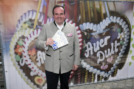 Aufhängen symbolischer Banner zur Absage des Maidult in München