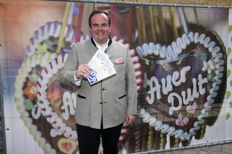 Aufhängen symbolischer Banner zur Absage des Maidult in München