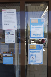 Symbolfoto Corona Schutzmaßnahmen beim Einkaufen