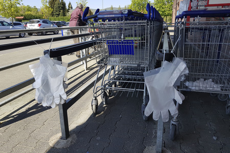 Symbolfoto Corona Schutzmaßnahmen beim Einkaufen