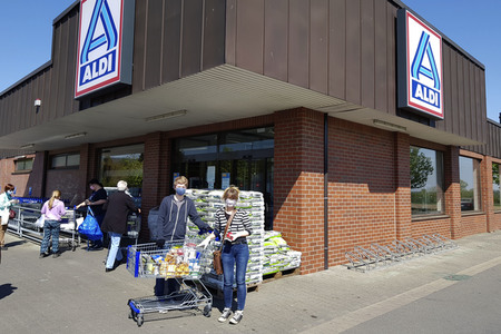 Symbolfoto Corona Schutzmaßnahmen beim Einkaufen