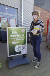 Symbolfoto Corona Schutzmaßnahmen beim Einkaufen