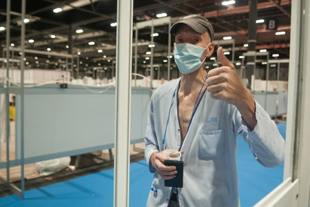 Lesung im Corona Behelfskrankenhaus in Madrid