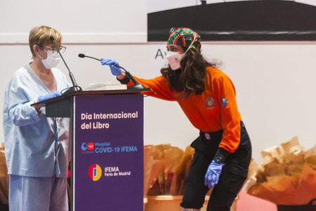 Lesung im Corona Behelfskrankenhaus in Madrid