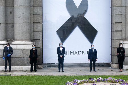 Schweigeminute für die Corona Opfer in Madrid