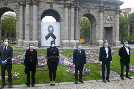 Schweigeminute für die Corona Opfer in Madrid