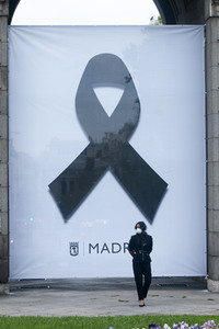 Schweigeminute für die Corona Opfer in Madrid