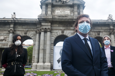 Schweigeminute für die Corona Opfer in Madrid