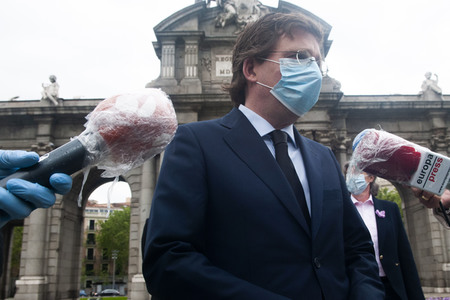 Schweigeminute für die Corona Opfer in Madrid