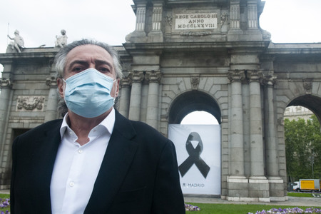 Schweigeminute für die Corona Opfer in Madrid