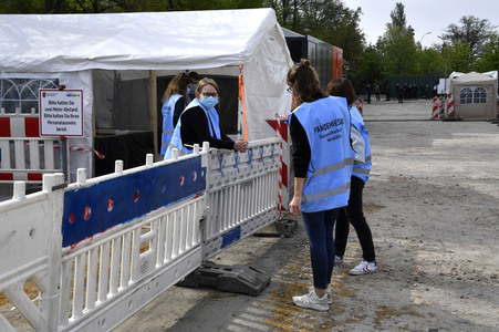 Eröffnung eines Corona-Drive-in auf dem Parkplatz vor dem Estrel-Hotel in Berlin