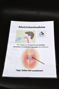 Eröffnung eines Corona-Drive-in auf dem Parkplatz vor dem Estrel-Hotel in Berlin