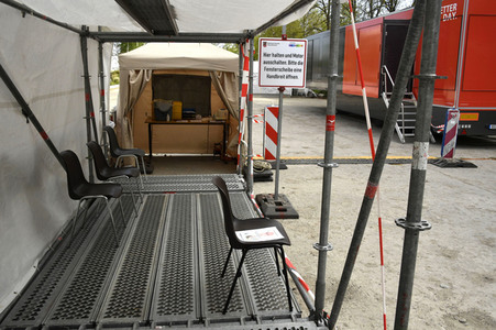 Eröffnung eines Corona-Drive-in auf dem Parkplatz vor dem Estrel-Hotel in Berlin