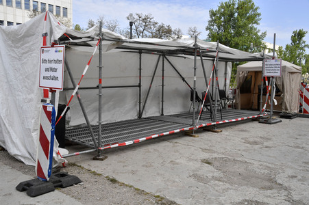 Eröffnung eines Corona-Drive-in auf dem Parkplatz vor dem Estrel-Hotel in Berlin