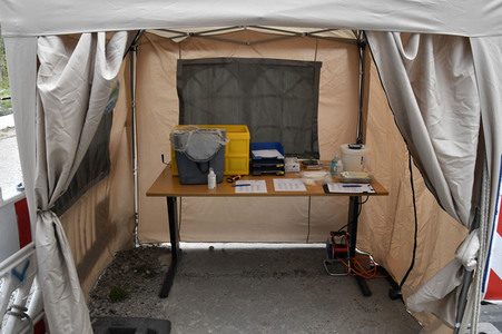 Eröffnung eines Corona-Drive-in auf dem Parkplatz vor dem Estrel-Hotel in Berlin